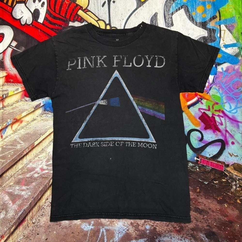 Pink Floyd "Dark Side of the Moon" graphic tee